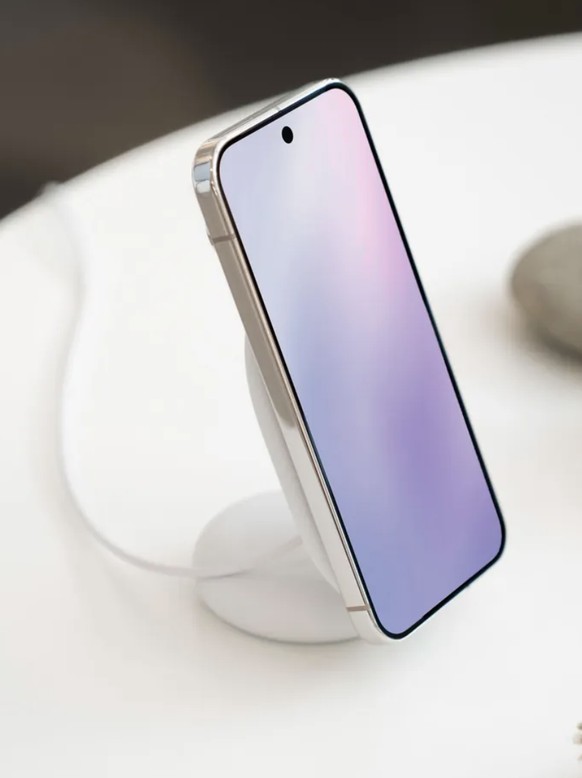 Dank Pixelsnap wird das Smartphone magnetisch gehalten und zugleich geladen.