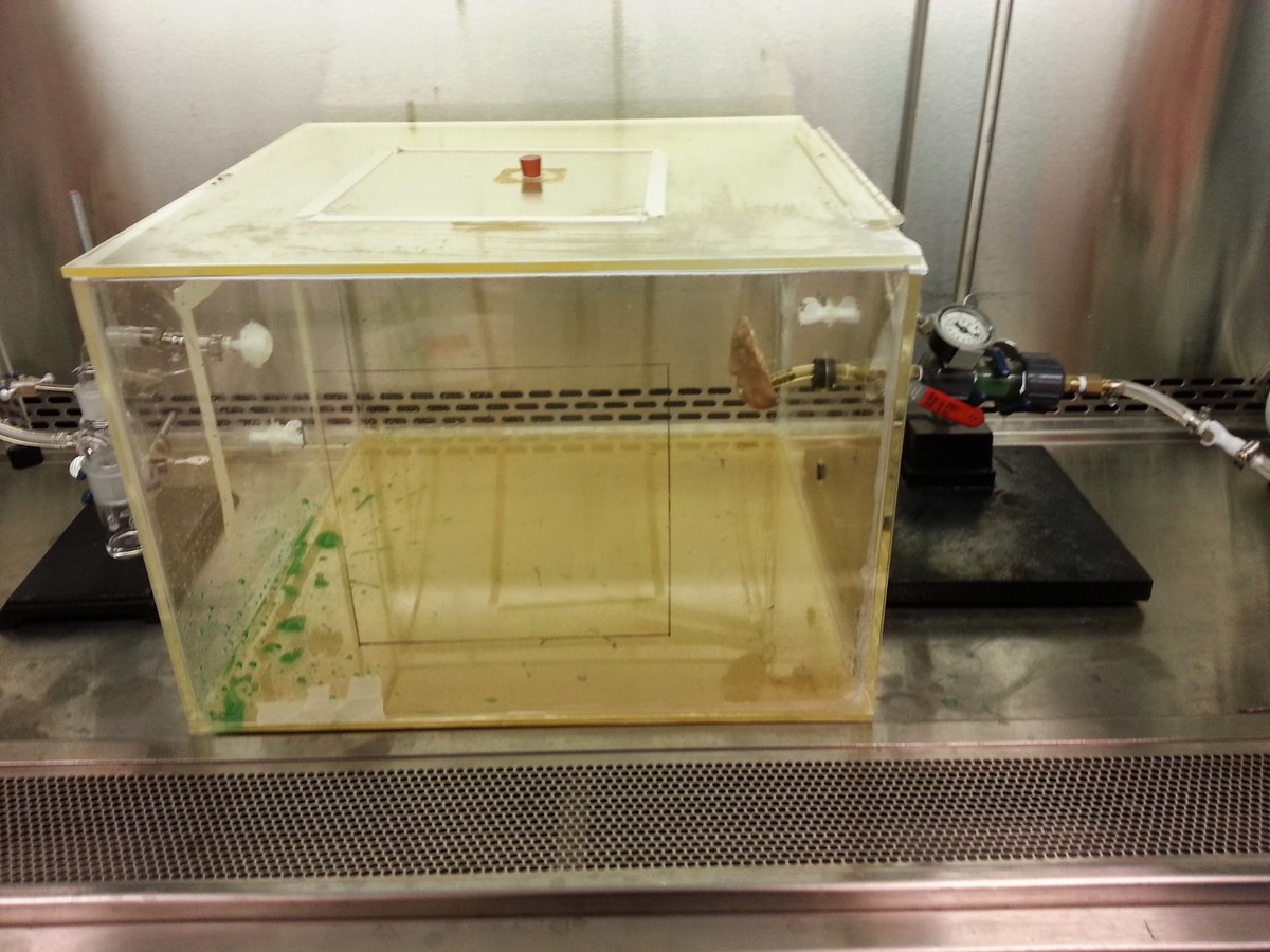 Plexiglaskiste mit dem Tonkopf (rechts).