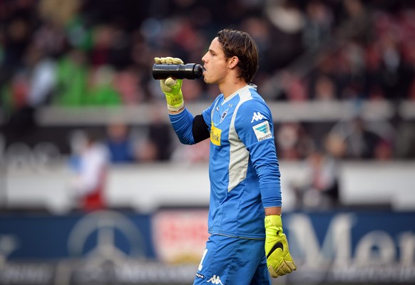 Yann Sommer gönnt sich nach dem Mini-Sieg gegen stuttgart einen wohlverdienten Schluck.