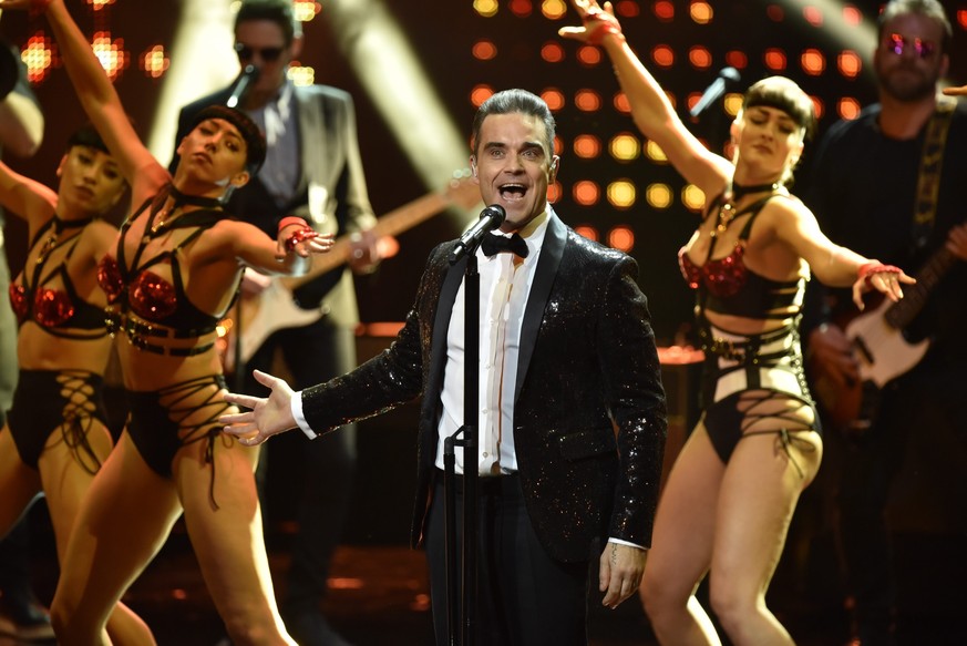 epa05635417 British musician Robbie Williams performs on stage at the 68th Bambi Award media awards ceremony in Berlin, Germany, 17 November 2016. The awards are the oldest media awards in Germany and ...