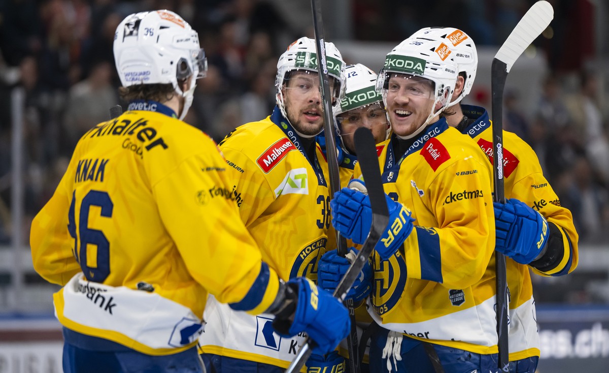 Die Spieler vom HC Davos (HCD) jubeln nach dem Tor zum 1:1 im vierten Spiel vom Playoff Halbfinal der Eishockey National League zwischen den ZSC Lions (ZSC) und dem HC Davos (HCD) am Freitag, 10. Apri ...