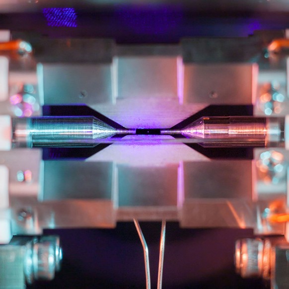 An der <a href="https://petapixel.com/2018/02/12/picture-single-atom-wins-science-photo-contest/" target="_blank">Universität Oxford gelang David Nadlinger diese Langzeitbelichtungs-Aufnahme</a>. Von zwei elektromagnetischen Feldern in Schach gehalten, reflektiert das Atom einen blau-violetten Laser.