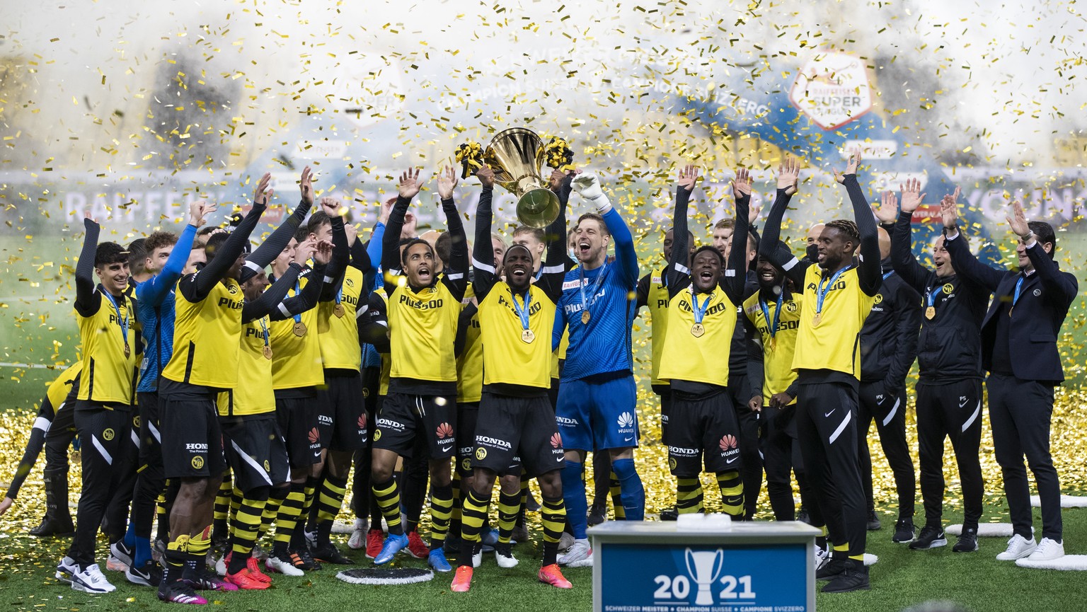 YBs Spieler jubeln mit dem Meisterpokal, nach dem Super League Spiel zwischen dem BSC Young Boys Bern und dem FC Luzern, am Samstag 15. Mai 2021 im Stadion Wankdorf in Bern. (KEYSTONE/Peter Klaunzer)