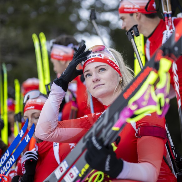 Amy Baserga, vorne, und Team posieren fuer ein Gruppenbild, im Training vor einem Medientreffen von Swiss Ski, am Montag, 10. November 2025, in Davos. (KEYSTONE/Gian Ehrenzeller)