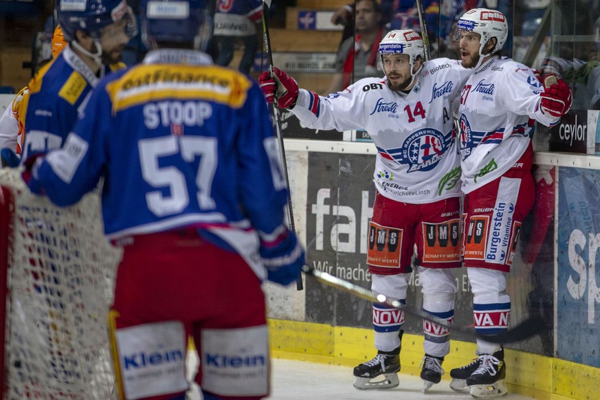 SC Rapperswil-Jona Lakers Stuermer Jeremy Morin, rechts, feiert seinen Treffer zum 0-1 mit Teamkollege Cedric Huesler (#12) im dritten Eishockey Spiel der Ligaqualifikation der National League zwische ...