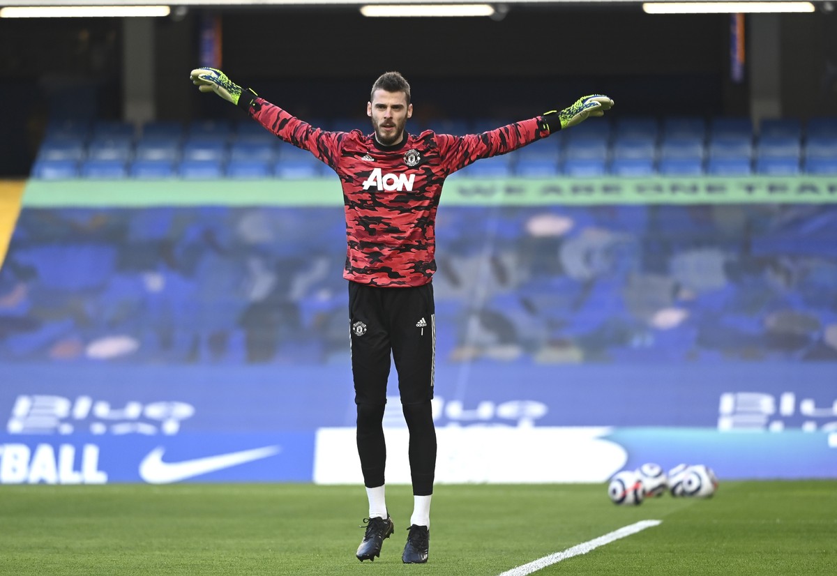 Manchester United's goalkeeper David de Gea warms up prior to the English Premier League soccer match between Chelsea and Manchester United at Stamford Bridge Stadium in London, England, Sunday,  ...