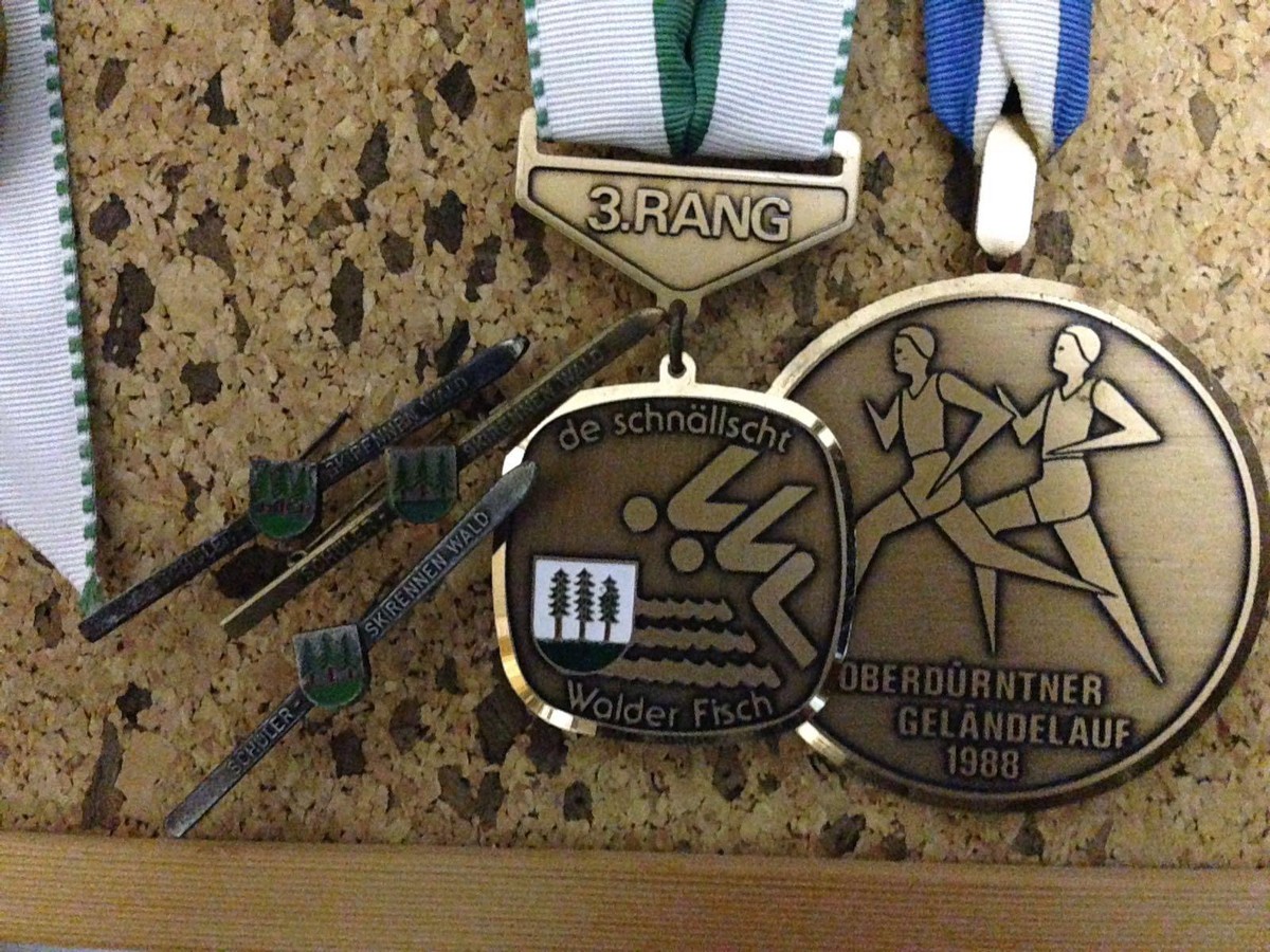 Die Medaille, als er 3. wurde, hat der Schwimmer noch. &nbsp;