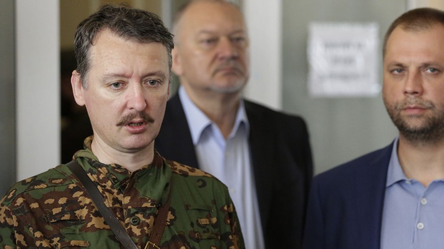 Alexander Borodai (rechts), der selbsternannte Premierminister der Volksrepublik Donetzk und sein ebenfalls selbsternannter Verteidigungsminister Oberst Igor Strelkov an einer Pressekonferenz in Donet ...