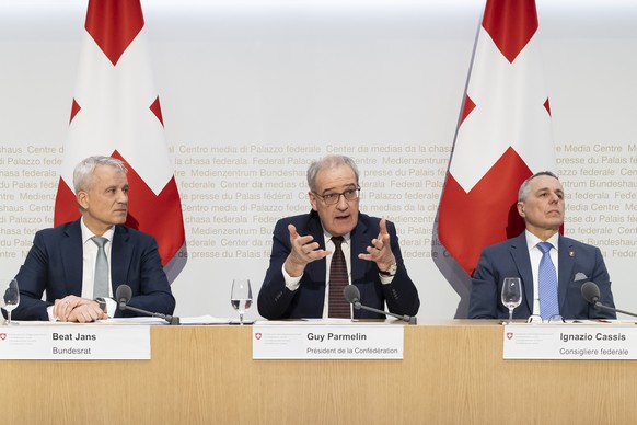 Bundespraesident Guy Parmelin, Mitte, spricht neben Bundesrat Ignazio Cassis, links, und Bundesrat Beat Jans, rechts, an einer Medienkonferenz zur Botschaft zum Paket "Stabilisierung und Weiteren ...