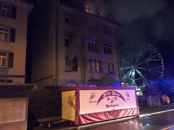 Nächtlicher Brand an der Sonnenstrasse in St. Gallen: Wegen des dichten Rauchs aus der brennenden Wohnung im ersten Stock flüchteten mehrere Bewohner unter das Dach des Hauses.