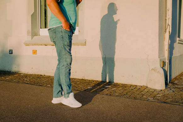 Juri Garawski und sein Schatten rauchen eine Zigarette.