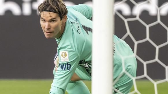 Torhueter Marwin Hitz (FCB) sieht wie der Ball an den Pfosten fliegt im Fussball Meisterschaftsspiel der Swiss Super League zwischen dem FC Basel 1893 und dem FC Winterthur im Stadion St. Jakob-Park i ...