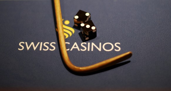 ZUM SWISS CASINO ZUERICH STELLEN WIR IHNEN HEUTE, DONNERSTAG, 12. OKTOBER 2015, FOLGENDES NEUES BILDMATERIAL ZUR VERFUEGUNG --- Dice on a Rocket 7 table at the Swiss Casino Zuerich in Zurich, Switzerl ...