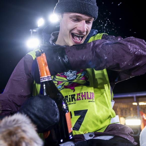 Jonas Boesiger, Switzerland, gets a champagne shower after Men&#039;s Snowboard Big Air final at the FIS Snowboard Big Air Worldcup in Chur, Switzerland, on Saturday, October 23, 2021. (KEYSTONE/Chris ...