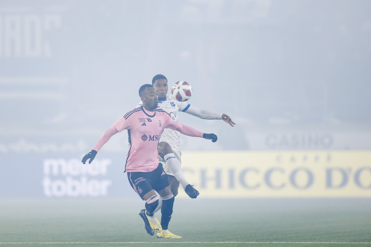 Le milieu genevois Gael Ondoua, gauche, lutte pour le ballon avec l'attaquant lausannois Brighton Labeau, droite, lors de la rencontre de football de Super League entre le FC Lausanne-Sport, LS,  ...