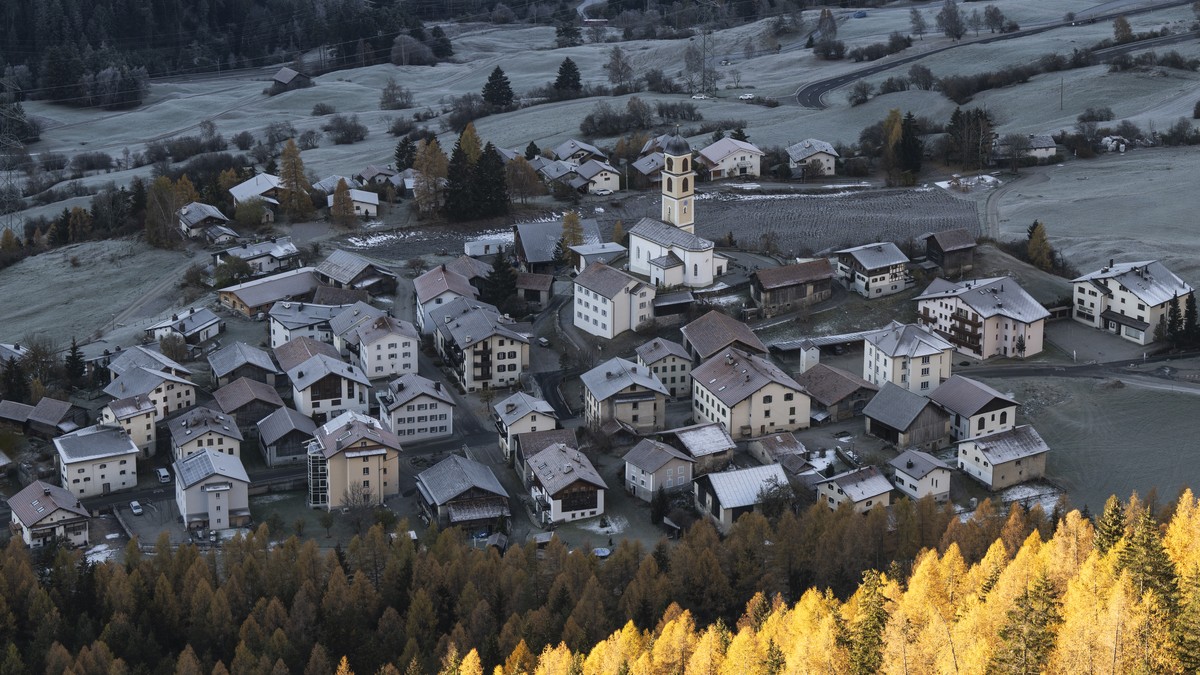 Brienz-Brinzauls am Freitag, 15. November 2024. Am 15. Juni 2023 erreichte ein Schuttstrom beinahe das damals evakuierte Dorf. Nun drohen weitere 1,2 Millionen Kubikmeter Felsschutt abzugleiten. Die B ...