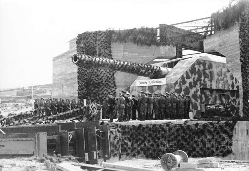 Die 40,6-cm-Schnelladekanone C/34 oder auch Adolfkanone als Küstengeschütz der Batterie Lindemann, 1942.