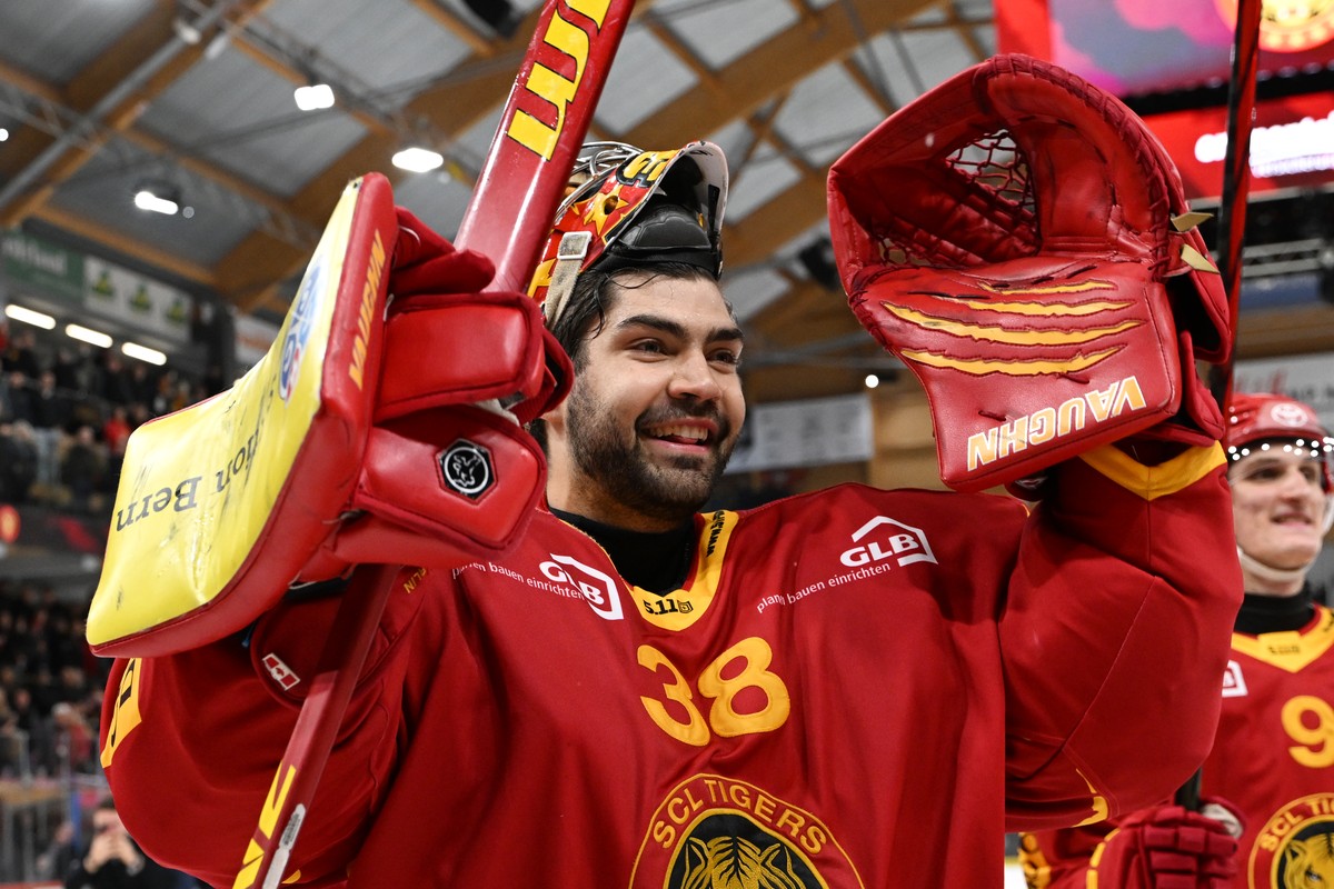 Tigers Goalie Stephane Charlin, laesst sich feiern beim Eishockey-Qualifikationsspiel der National League zwischen den SCL Tigers und dem EHC Biel, am Samstag, 5. Oktober 2024, in der Emmental Versich ...