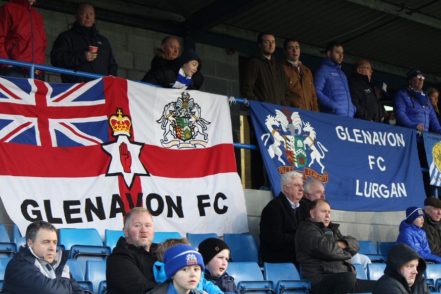 Treue Fans beobachten auf der Tribüne ihren FC Glenavon.