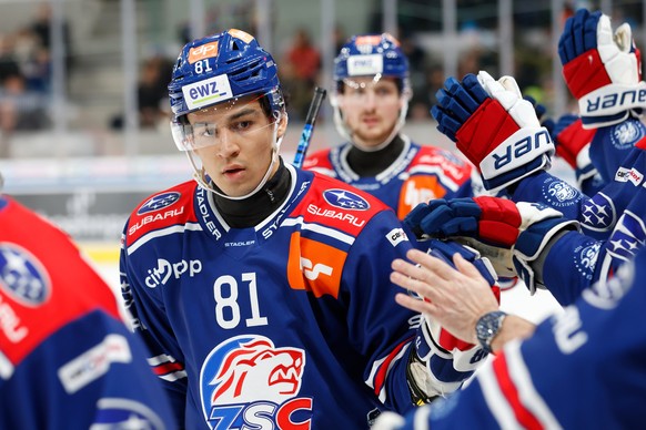 Kimo Gruber (ZSC) klatscht ab mit den Mitspielern im Meisterschaftsspiel der National League zwischen den ZSC Lions und dem Geneve-Servette HC, am Freitag, den 31. Januar 2025 in der Swiss Life Arena  ...