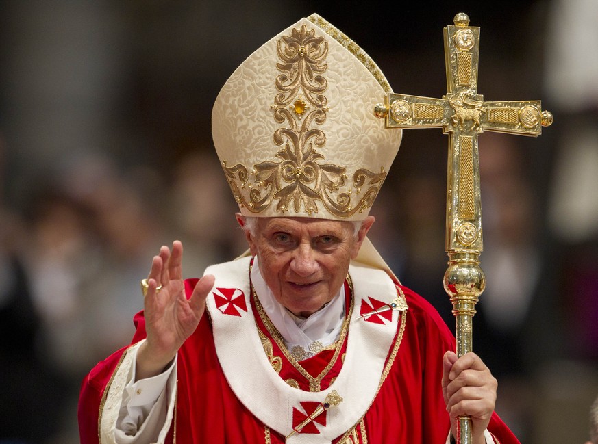 ARCHIV - ZUM TOD DES EMERITIERTEN PAPST BENEDIKT XVI. STELLEN WIR IHNEN FOLGENDES BILDMATERIAL ZUR VERFUEGUNG - Pope Benedict XVI blesses the faithful at the end of a Pentecost Mass inside St. Peter&# ...