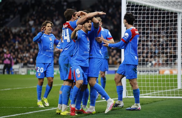 epa12831290 Players of Atletico Madrid celebrate the 2-2 goal during the UEFA Champions League Round of 16 2nd leg match between Tottenham Hotspurs and Atletico Madrid in London, Great Britain, 18 Mar ...