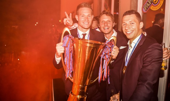 25.05.2016; Basel; Fussball Super League - FC Basel - Grasshopper Club Zuerich;
Torhueter Tomas Vaclik (Basel) Torhueter Germano Vailati (Basel) Marek Suchy (Basel) mt Pokal 
(pool fcb/freshfocus)