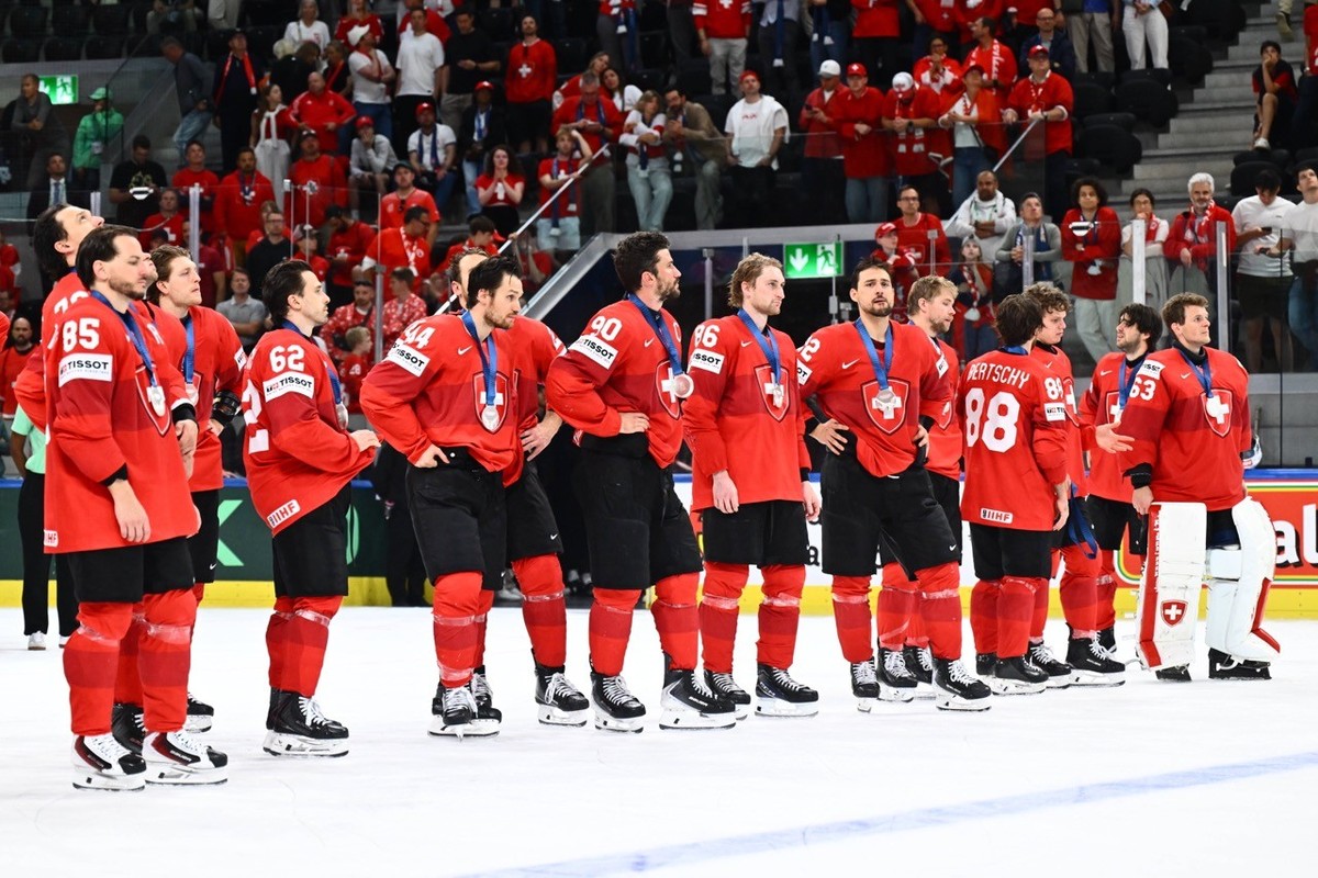 L'équipe suisse de hockey sur glace posant avec ses médailles d'argent après sa défaite face à la Finlande en finale du Championnat du monde 2026, le 31 mai 2026 à Zurich, en Suisse.