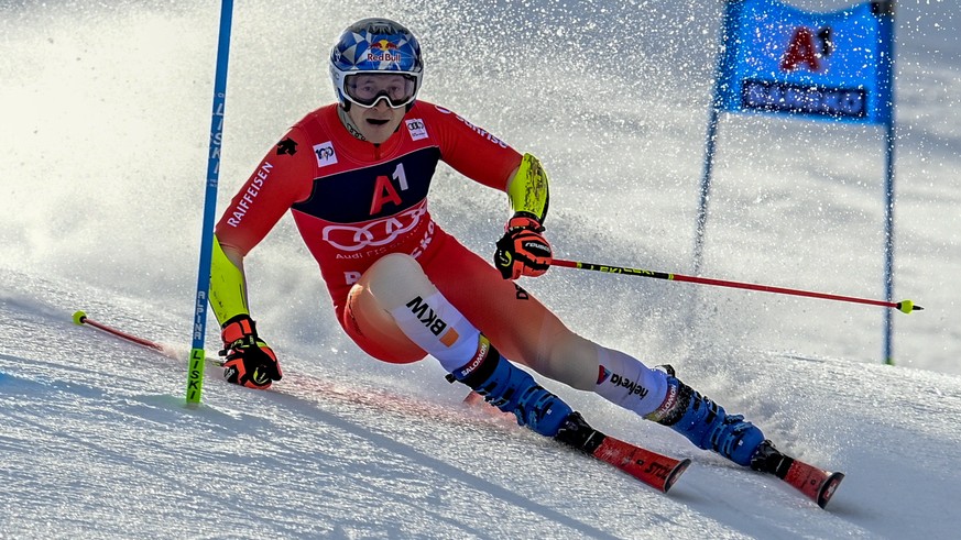 epa11141469 Marco Odermatt of Switzerland in action during the first run of Men&#039;s Giant slalom race at the FIS Alpine Skiing World Cup event in Bansko, Bulgaria, 10 February 2024. EPA/VASSIL DONE ...