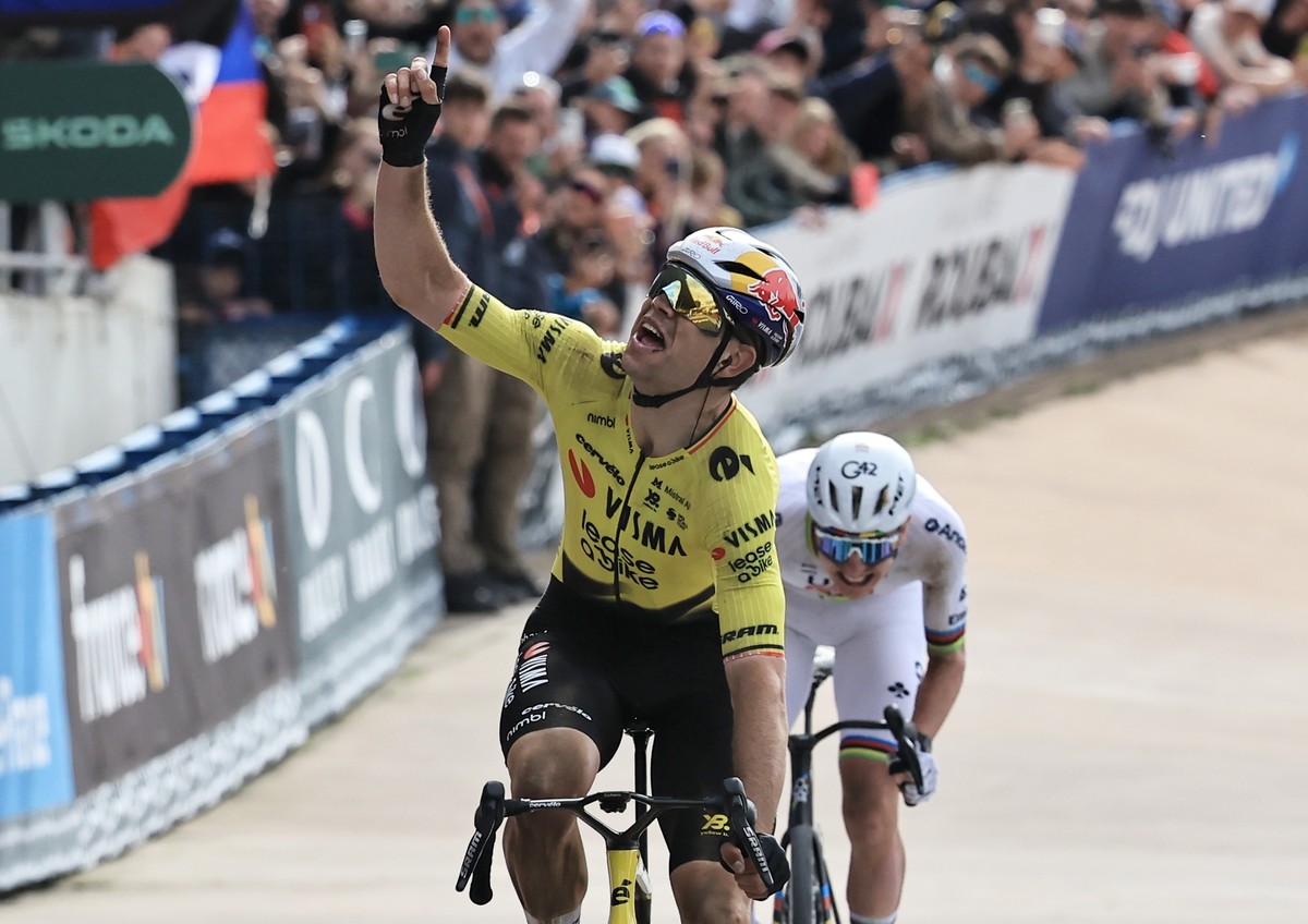 epa12885066 Belgian rider Wout van Aert of team Team Visma Lease a Bike celebrates winning ahead of Slovenian rider Tadej Pogacar of team UAE Team Emirates XRG during the Paris-Roubaix cycling classic ...