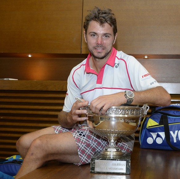 epa04788357 Switzerland&#039;s Stan Wawrinka poses with the winner trophy after beating Novak Djokovic in the final match of the French Open tennis tournament at the Roland Garros stadium, Paris, Fran ...