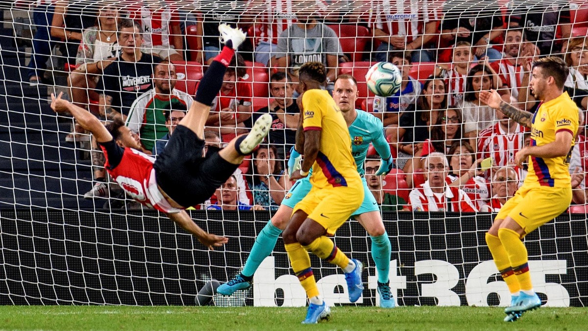 epa07776793 Athletic Bilbao's striker Aritz Aduriz (L) scores the first goal against FC Barcelona during a Spanish LaLiga soccer match between Athletic Bilbao and FC Barcelona at the San Mames st ...