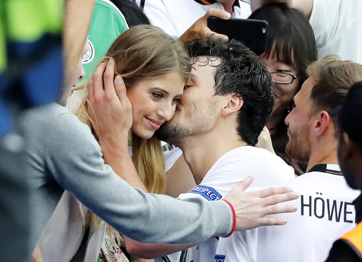 epa05382054 Germany's Mats Hummels (R) kisses his wife Cathy (L) after the UEFA EURO 2016 group C preliminary round match between Northern Ireland and Germany at Parc des Princes in Paris, France ...