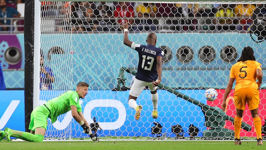 epa10328201 Enner Valencia (C) of Ecuador scores the 1-1 equalizer against Netherlands' goalkeeper Andries Noppert (L) during the FIFA World Cup 2022 group A soccer match between the Netherlands and E ...