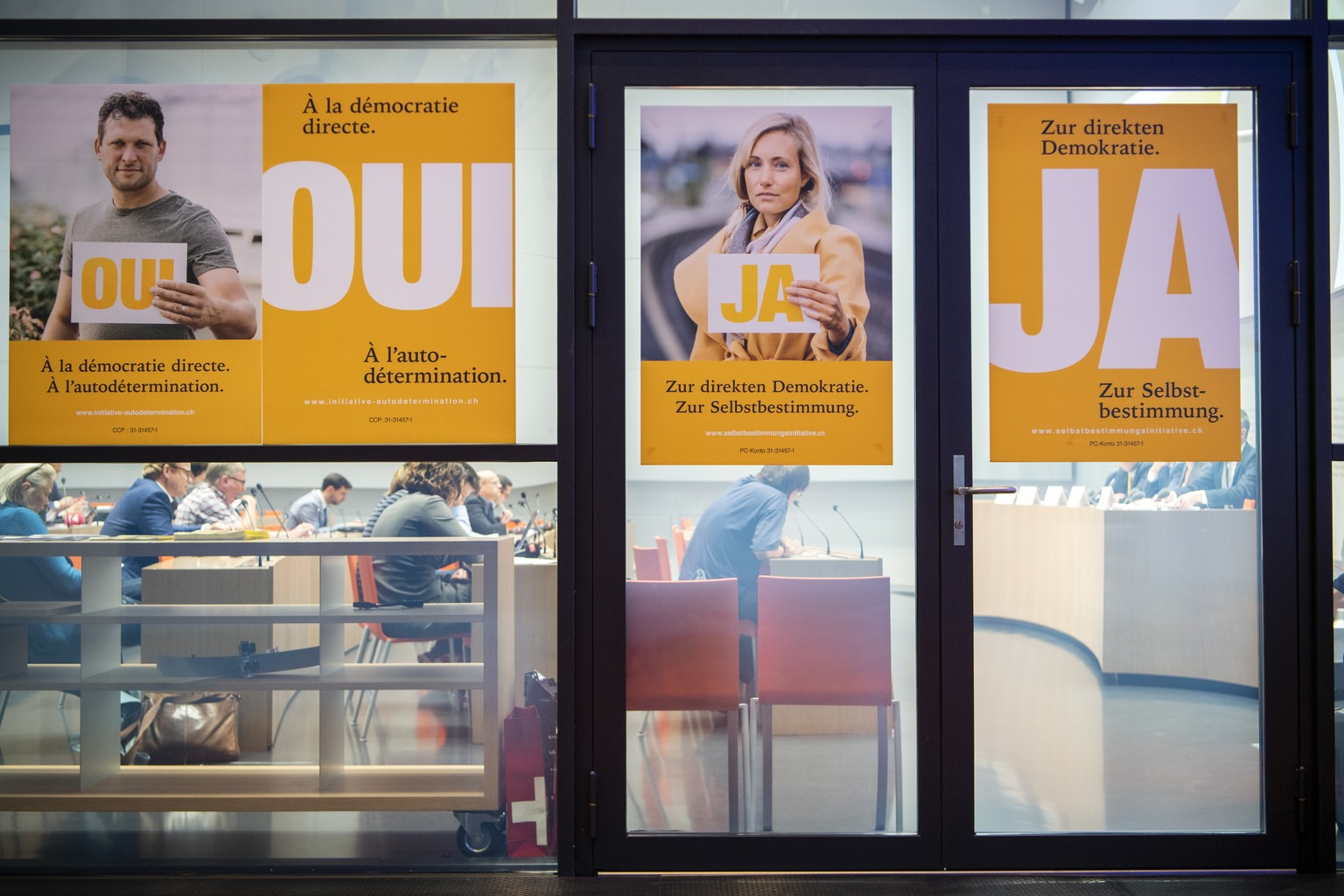 Plakate fotografiert waehrend einer Medienkonferenz des Komitees &quot;Ja zur Selbstbestimmung&quot;, am Dienstag, 2. Oktober 2018 in Bern. (KEYSTONE/Anthony Anex)