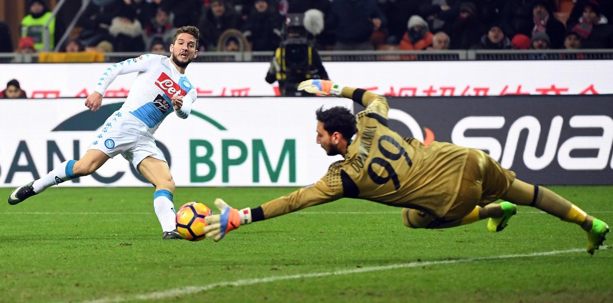 epa05740060 Napoli's forward Dries Mertens (L) and AC Milans goalkeeper Gianluigi Donnarumma in action during the Italian Serie A soccer match between Ac Milan and Ssc Napoli at Giuseppe Meazza s ...