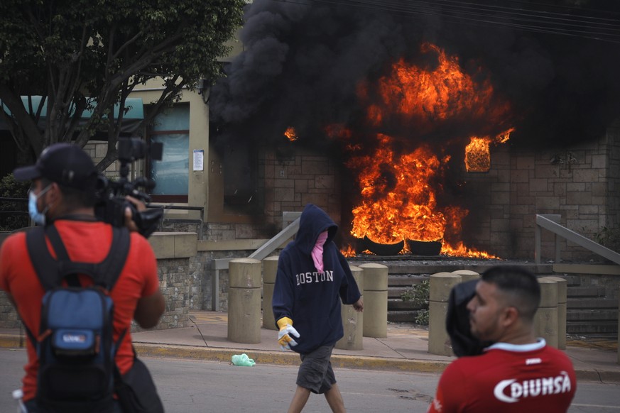Brennende Autoreifen im Eingang der US-Botschaft in Tegucigalpa. 