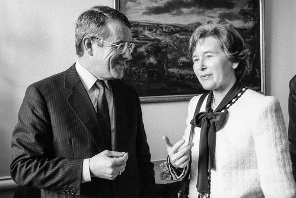 Arnold Koller (CVP) verliess nach dem Rücktritt von Elisabeth Kopp (FDP) das Militärdepartement und wurde 1989 Justizminister.