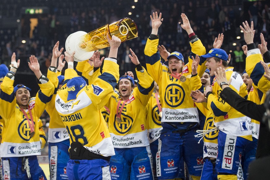 Der Davoser Gregori Sciaroni jubelt mit dem Pokal im Playoff-Finalspiel der National League A zwischen den ZSC Lions und dem HC Davos am Samstag, 11. April 2015, im Hallenstadion in Zuerich. (KEYSTONE ...