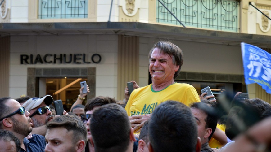 epaselect epa07002123 Right-wing candidate Jair Bolsonaro reacts after being stabbed during a rally in Juiz de Fora, Minas Gerais state, Brazil, 06 September 2018. Bolsonaro, leader in the polls for t ...