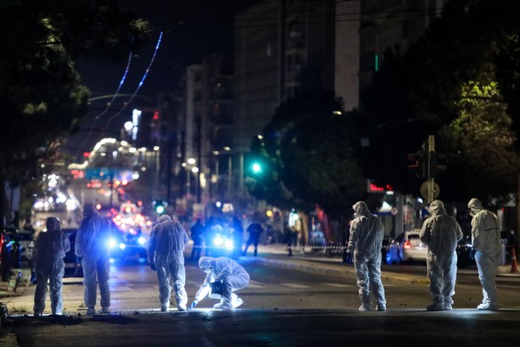 epa12026188 A team from the explosive device disposal department collects evidence after an explosion outside the Hellenic Train offices on Syggrou Avenue, Athens, Greece, 11 April 2025. An explosion  ...
