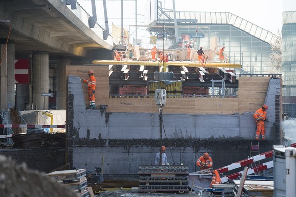 Baustelle an der Zürcher Hardbrücke: Für viele Bauarbeiter hat der Vaterschaftsurlaub nicht oberste Priorität.