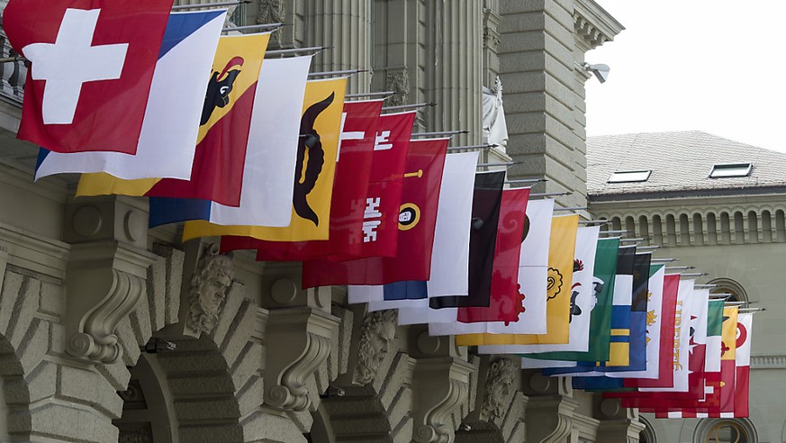 Kantonsfahnen am Bundeshaus: für die Stände ist es noch zu früh für eine abschliessende Stellungnahme zum Rahmenabkommen der Schweiz mit der EU. Sie verlangen vom Bundesrat in drei Bereichen Klärungen ...