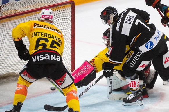Lugano player Daniel Carr right make the 4 - 1 goal during the ice hockey championship game of the National League 2023/2024 between, HC Lugano against SC Bern at the Corner Arena in Lugano, Friday, O ...