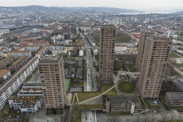 Die Velovorzugsroute in Zuerich mit blick durch die Hardau-Hochhaeusern in Richtung Zentrum, aufgenommen am Montag, 6. Maerz 2023. (KEYSTONE/Ennio Leanza)