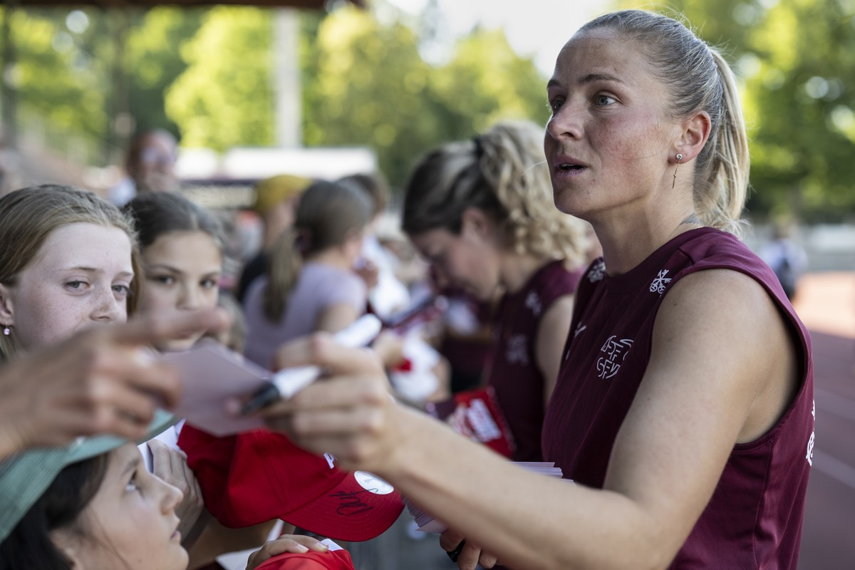 Ana-Maria Crnogorcevic gibt ihren Fans Autogramme im Anschluss an das letzte oeffentliche Training der Schweizer Frauen Fussball Nationalmannschaft vor der UEFA Women's EURO 2025, am Sonntag, 29. ...