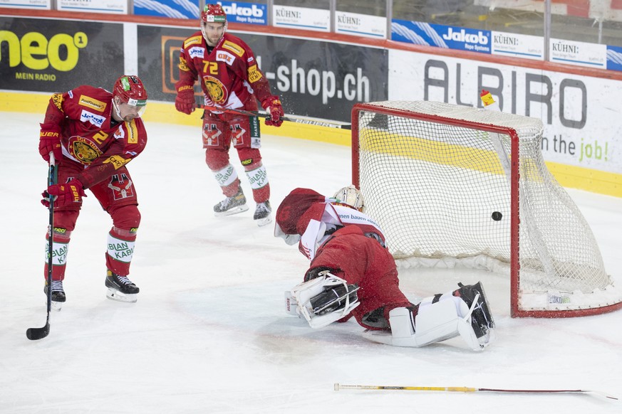 Tigers Frederico Lardi, links, Samuel Erni, Mitte, und Goalie Ivars Punnenovs kassieren das 0:2, waehrend dem Meisterschaftsspiel der National League zwischen den SCL Tigers und dem EV Zug, am Freitag ...