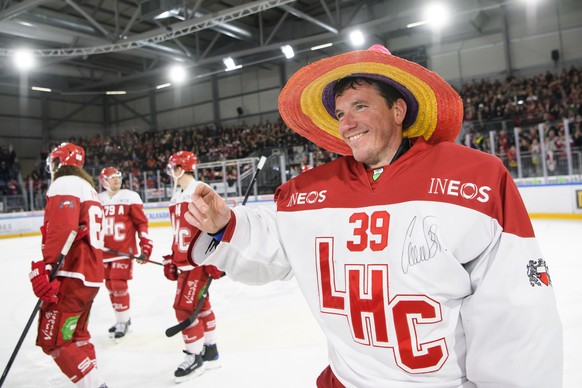 Le gardien lausannois Cristobal Huet, fete la fin de sa carriere avec les supporters lausannois lors de la derniere rencontre du tour de placement du championnat suisse de hockey sur glace de National ...