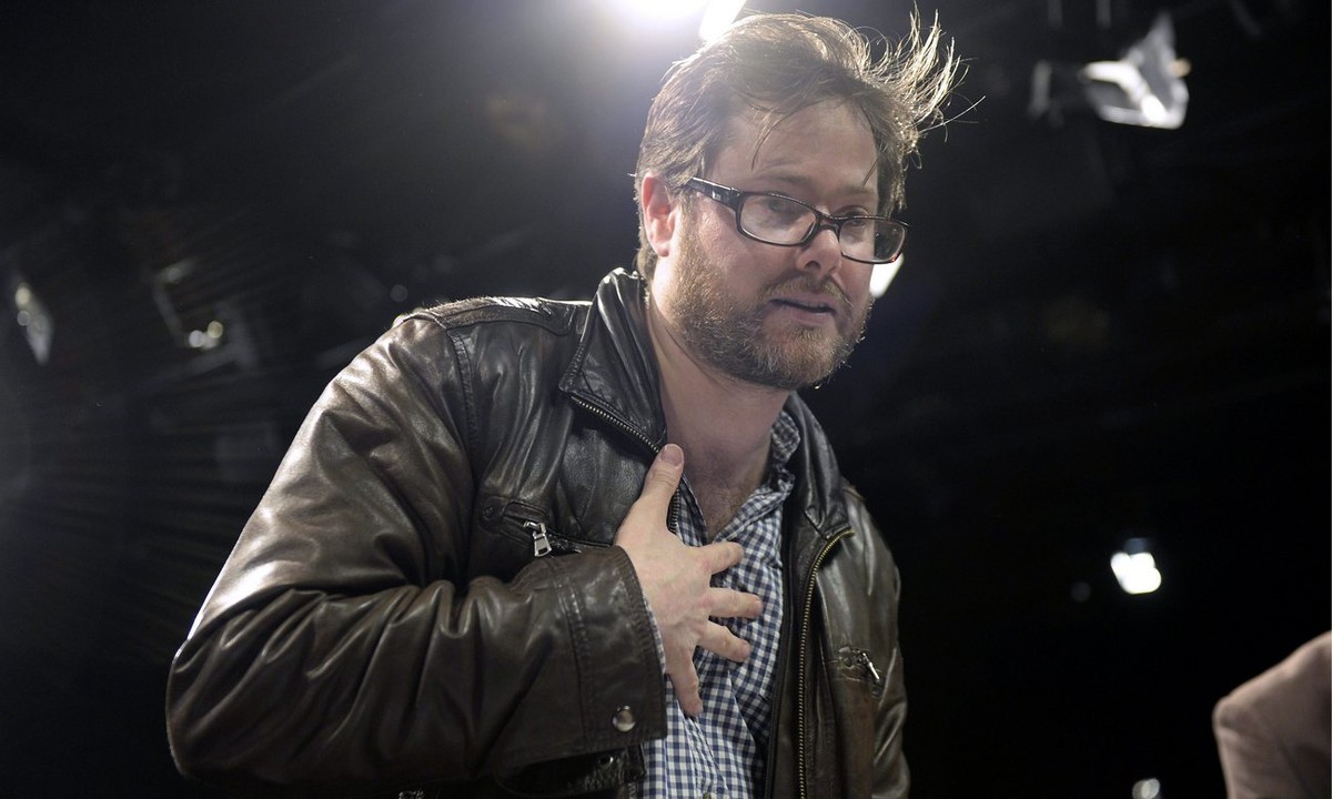Milo Rau 2013 an der Eröffnungssitzung seines Stücks «Die Zürcher Prozesse»&nbsp;im Theater Neumarkt in Zürich.