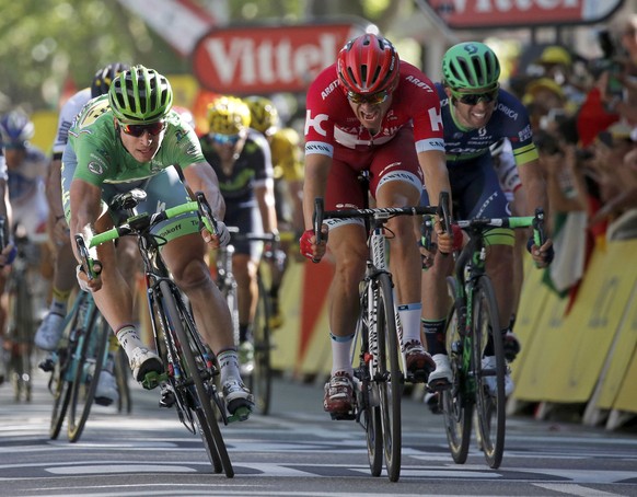 Cycling - Tour de France cycling race - The 209 km (129.8 miles) Stage 16 from Moirans-en-Montagen, France to Berne, Switzerland - 18/07/2016 - Tinkoff team rider Peter Sagan of Slovakia (L) wins on t ...